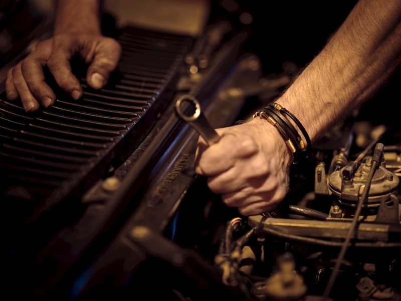 Mécanicien travaillant sur un moteur